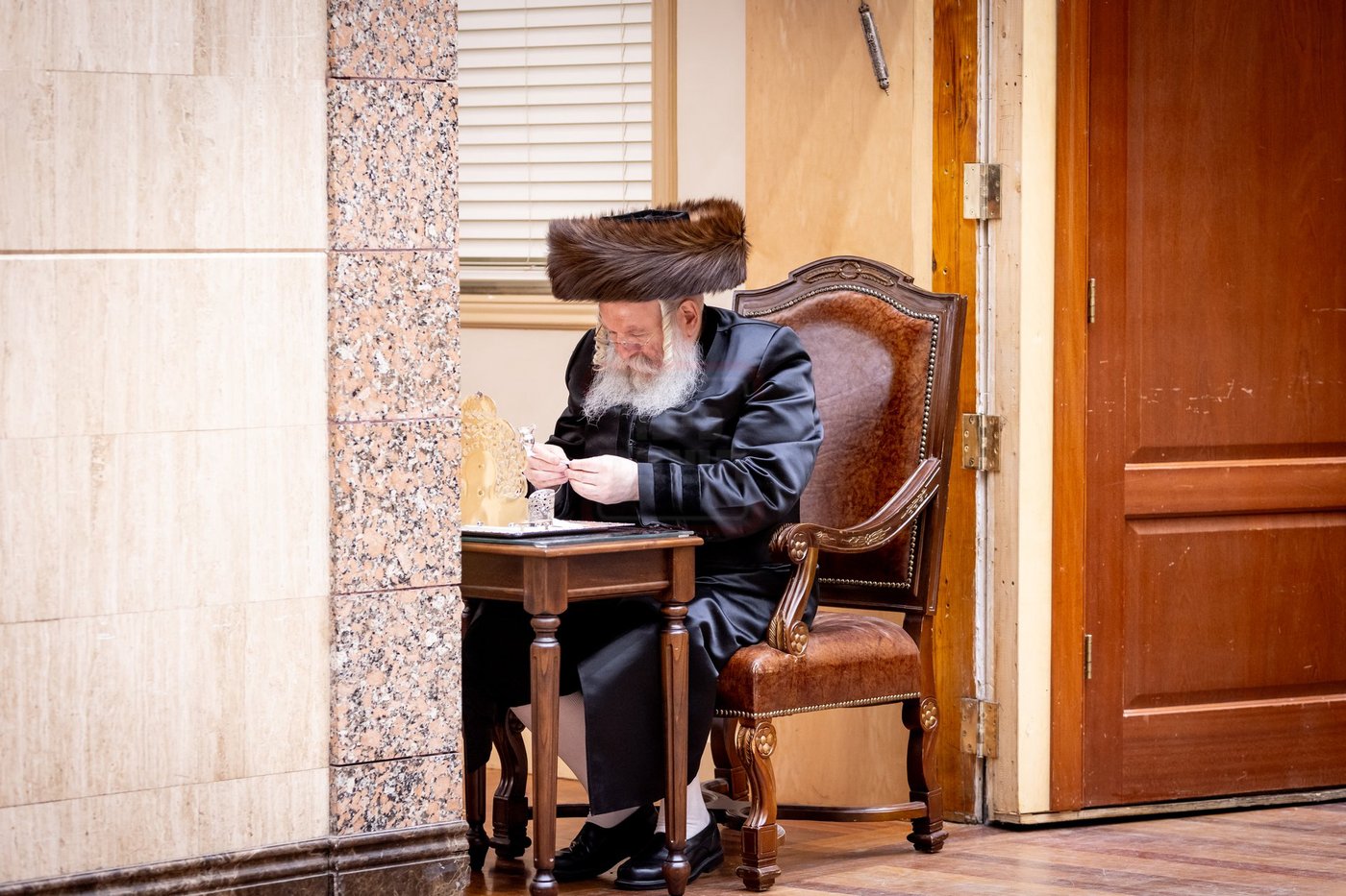 מוצאי שבת חנוכה בחצה"ק באבוב