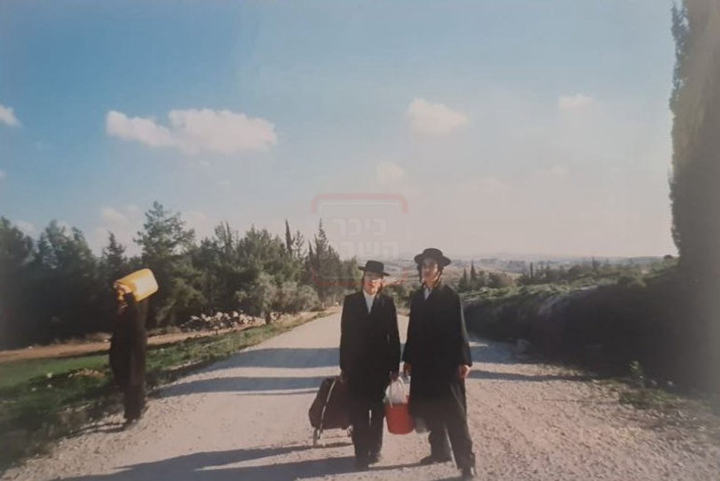 נחמן לנגר בבניית המצבה בקבר מתתיהו ביער בן שמן