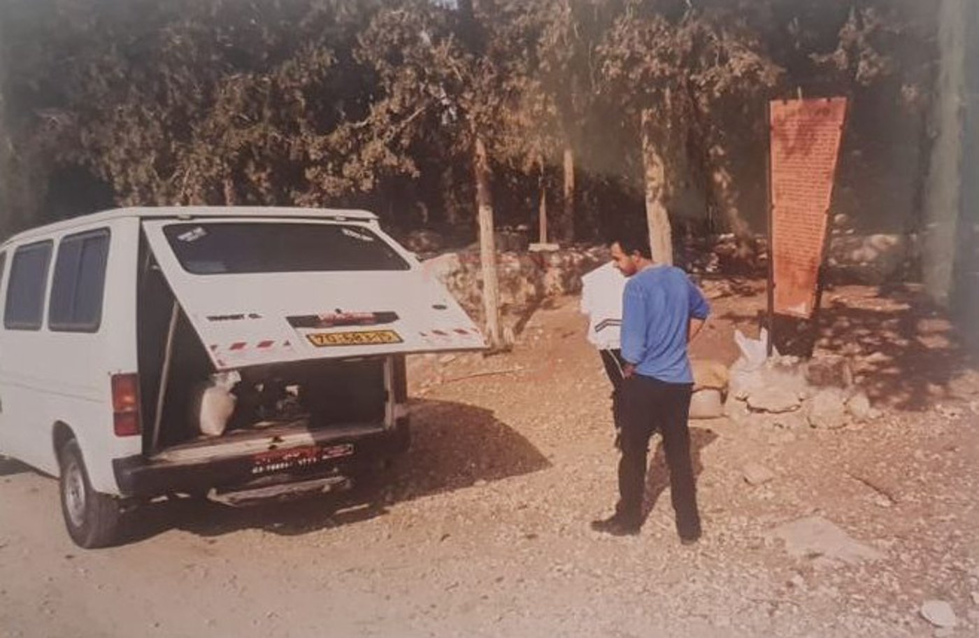 נחמן לנגר בבניית המצבה בקבר מתתיהו ביער בן שמן