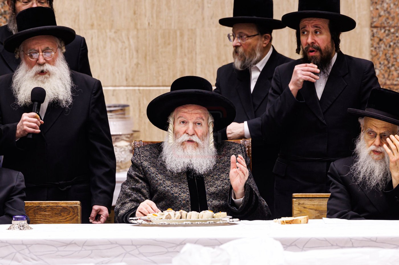 זאת חנוכה בחצה"ק באבוב