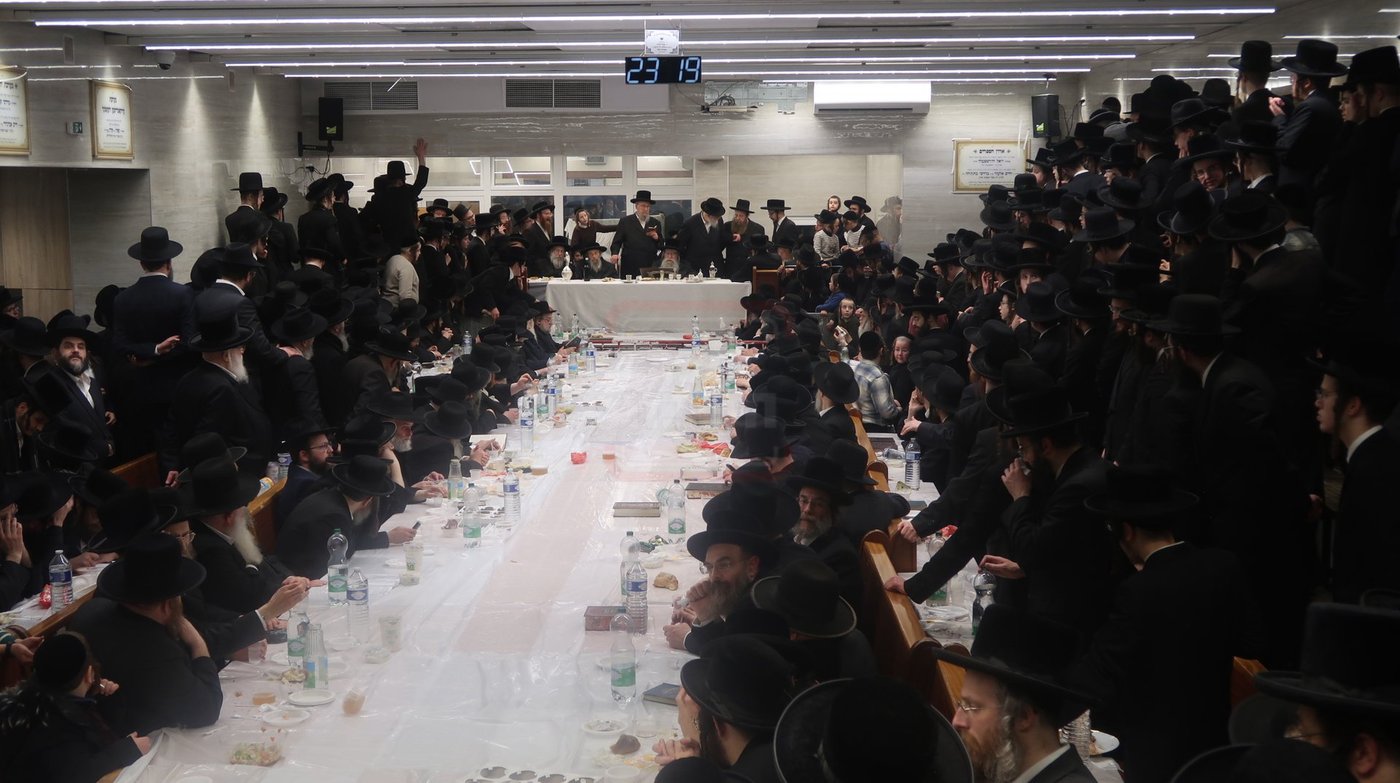 האדמו"ר מפשעווארסק בטיש זאת חנוכה