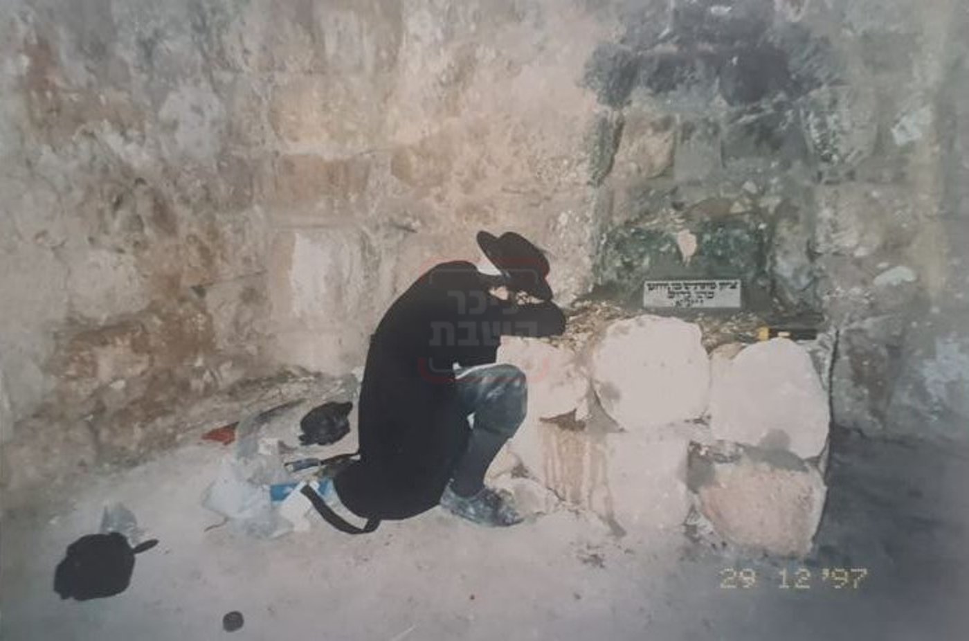 נחמן לנגר בבניית המצבה בקבר מתתיהו ביער בן שמן