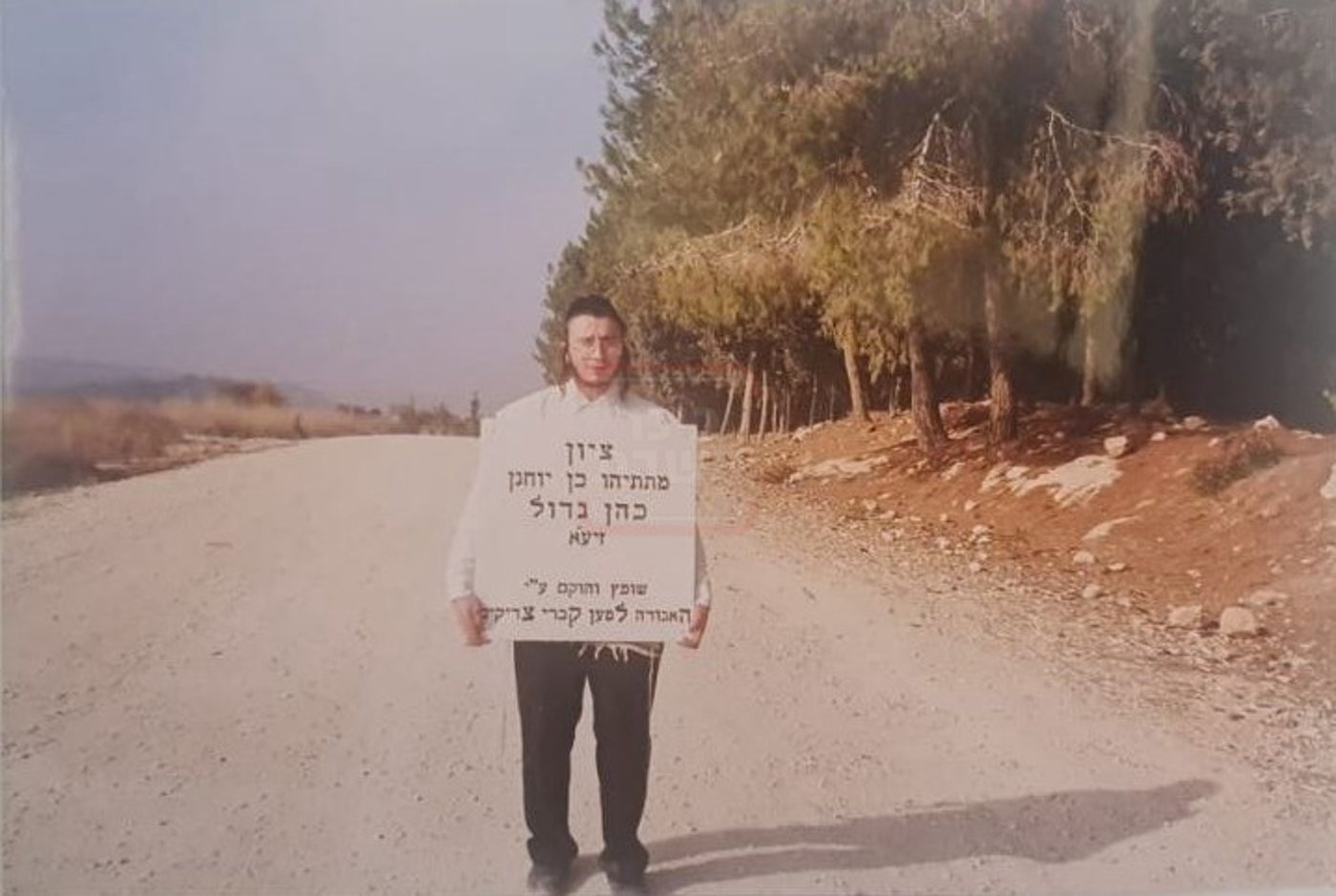 נחמן לנגר בבניית המצבה בקבר מתתיהו ביער בן שמן