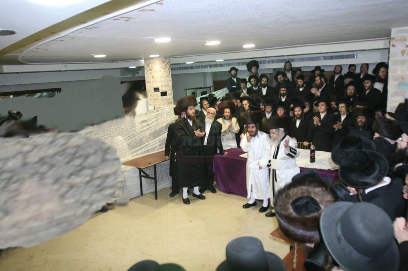 חתונת הרבי מקרעטשניף כפר אתא - במצווה טאנץ עם אביו זצ"ל