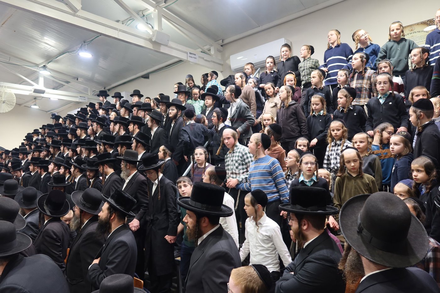 זאת חנוכה בחצה"ק זוויעהיל