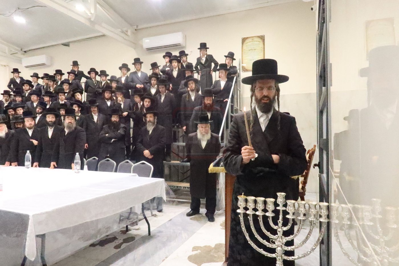 האדמו"ר מזוועהיל בהדלקת נרות חנוכה