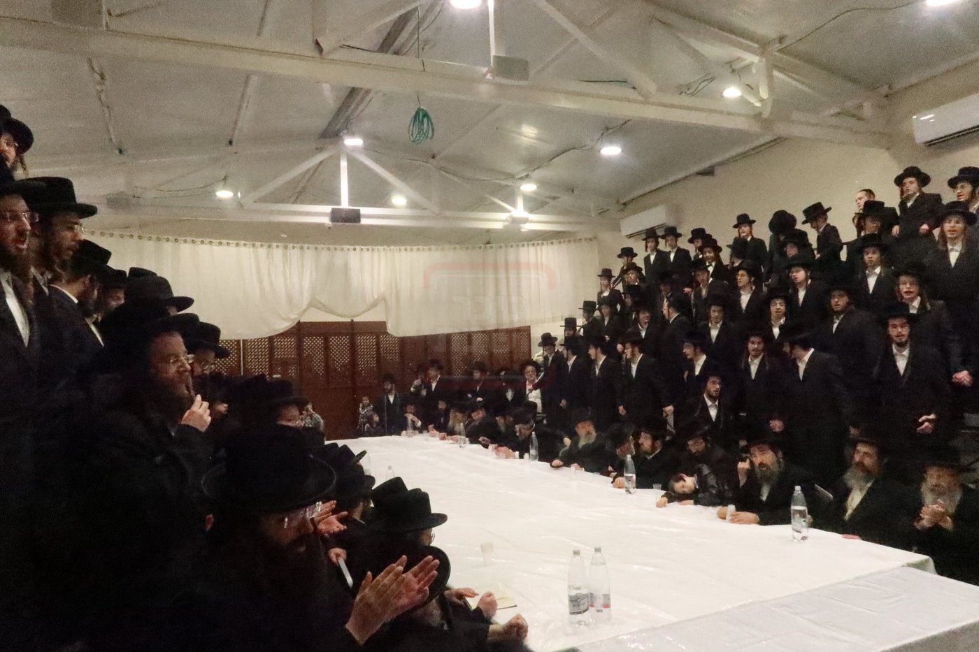 האדמו"ר מזוועהיל בהדלקת נרות חנוכה