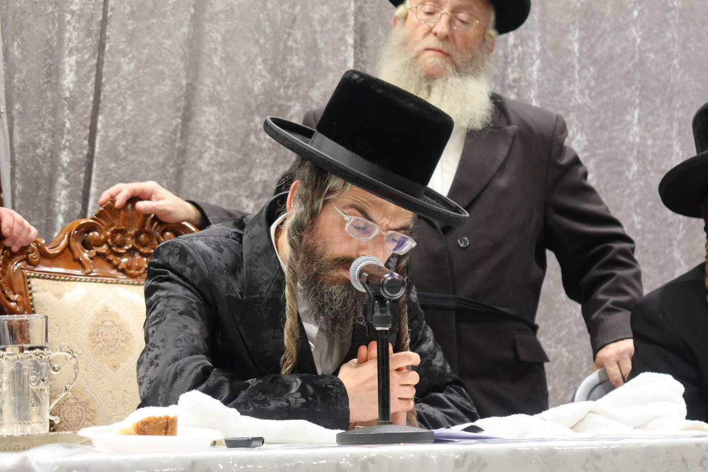 זאת חנוכה בחצה"ק זוויעהיל