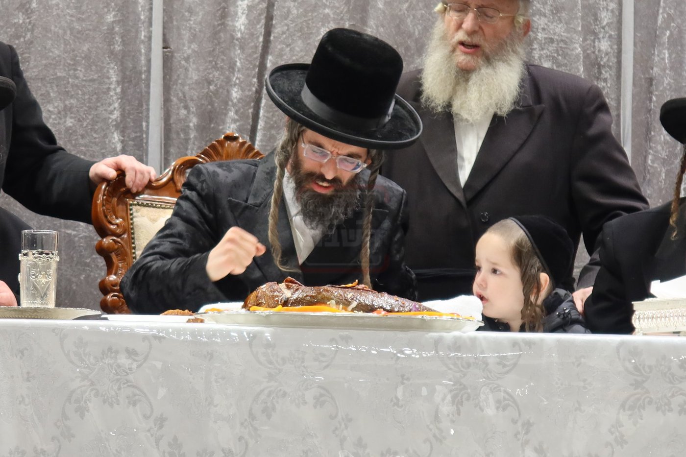 זאת חנוכה בחצה"ק זוויעהיל