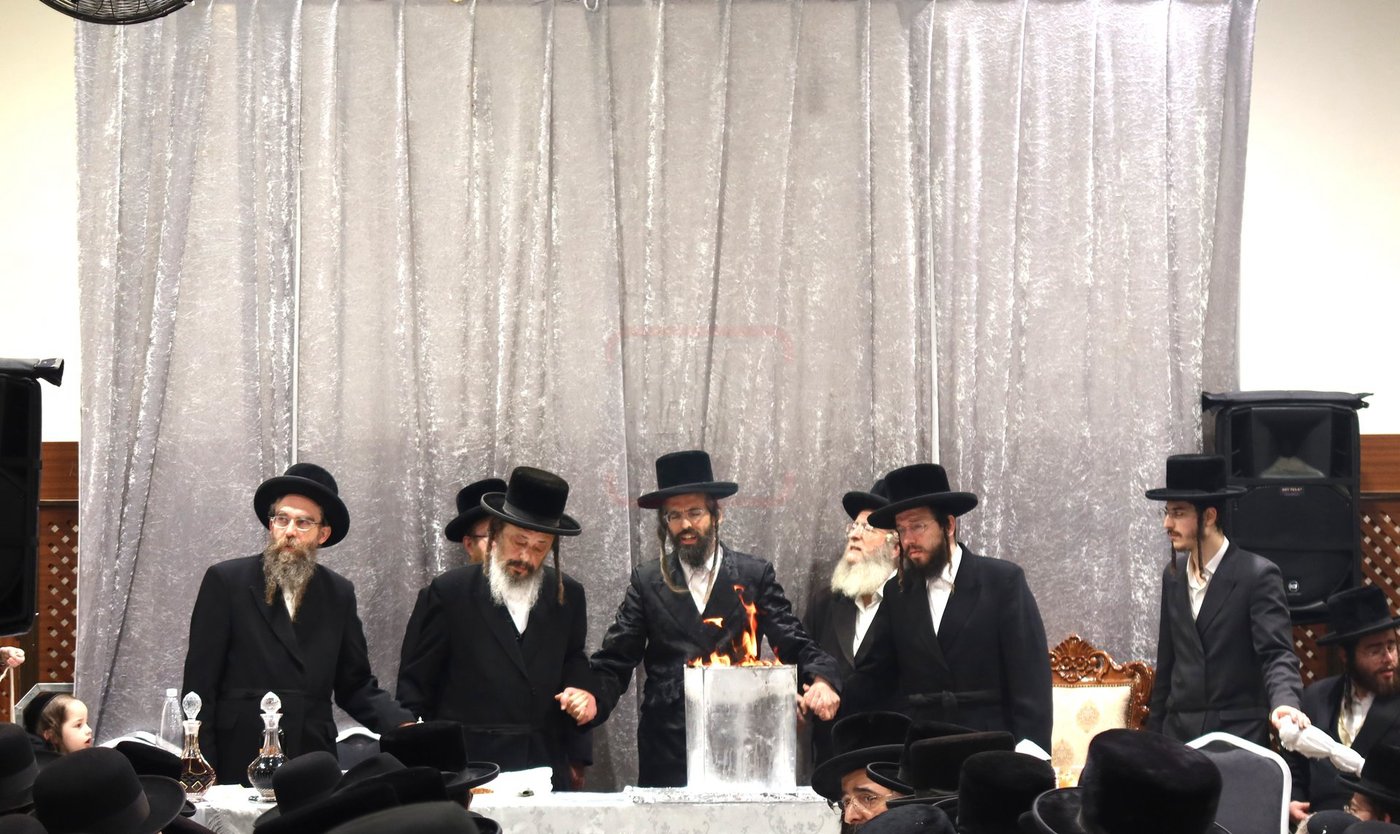 זאת חנוכה בחצה"ק זוויעהיל