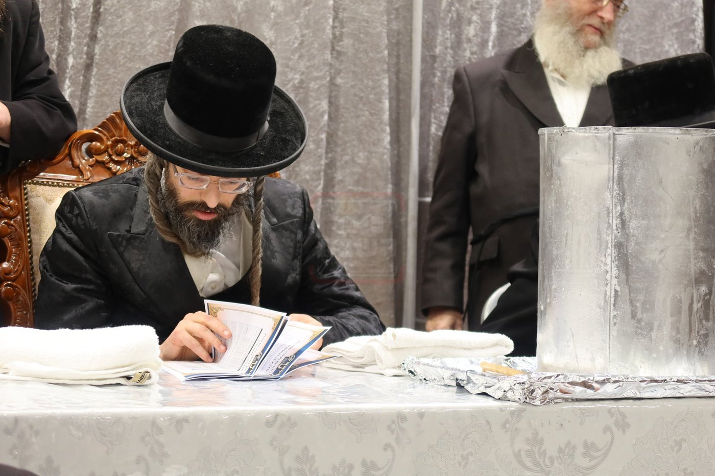 זאת חנוכה בחצה"ק זוויעהיל