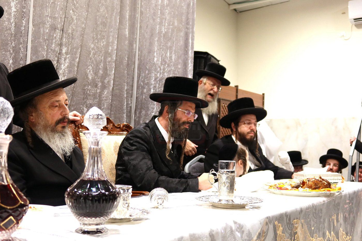 זאת חנוכה בחצה"ק זוויעהיל