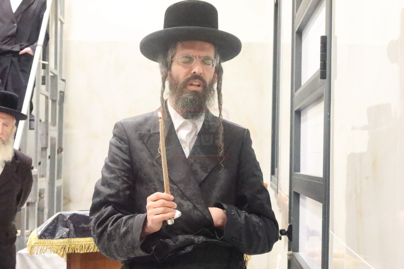 האדמו"ר מזוועהיל בהדלקת נרות חנוכה