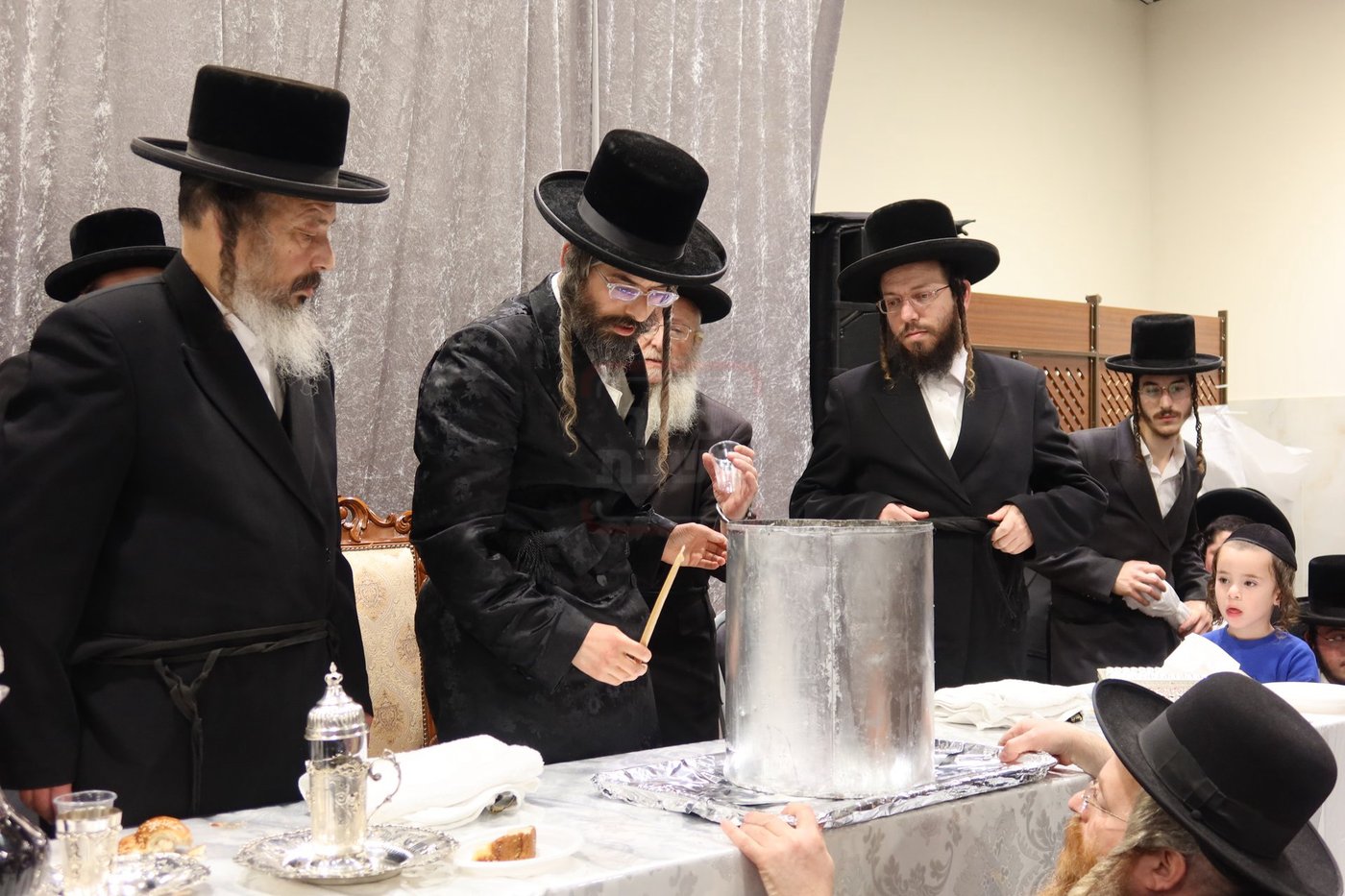 זאת חנוכה בחצה"ק זוויעהיל