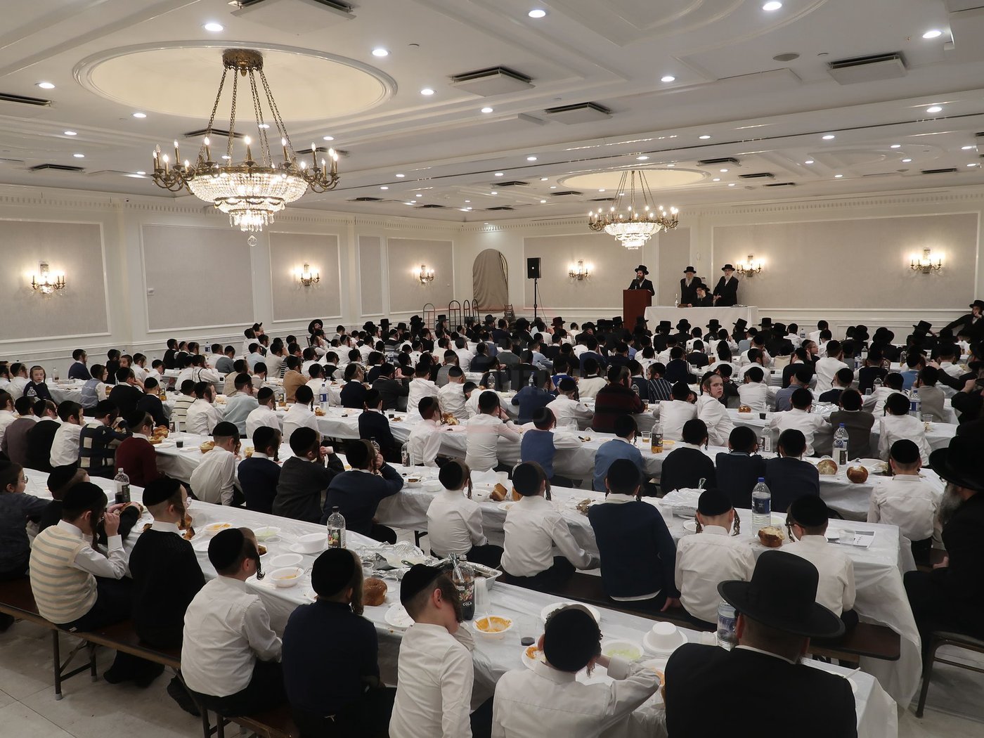 ימי החנוכה בחצה"ק פאפא