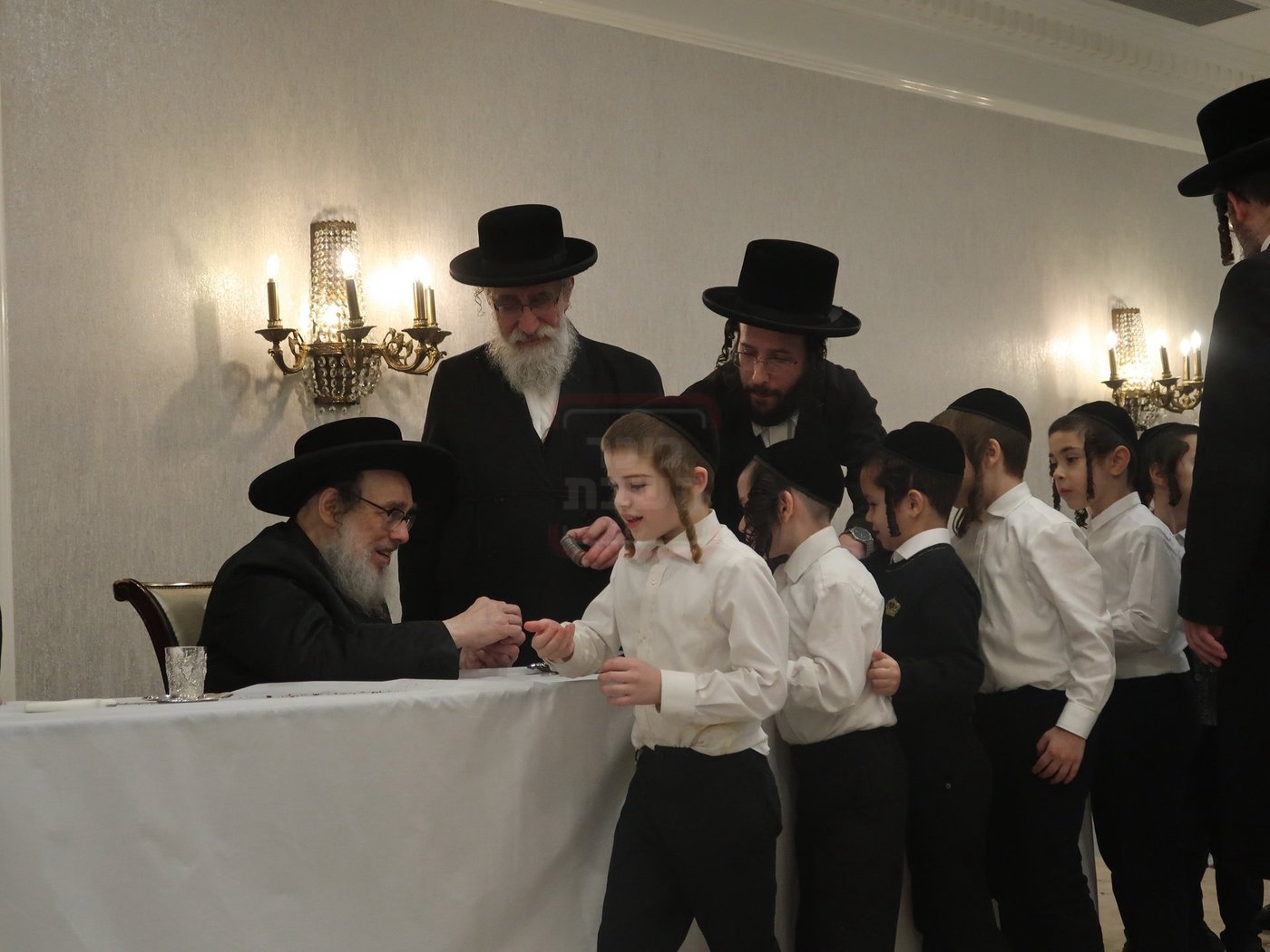 ימי החנוכה בחצה"ק פאפא