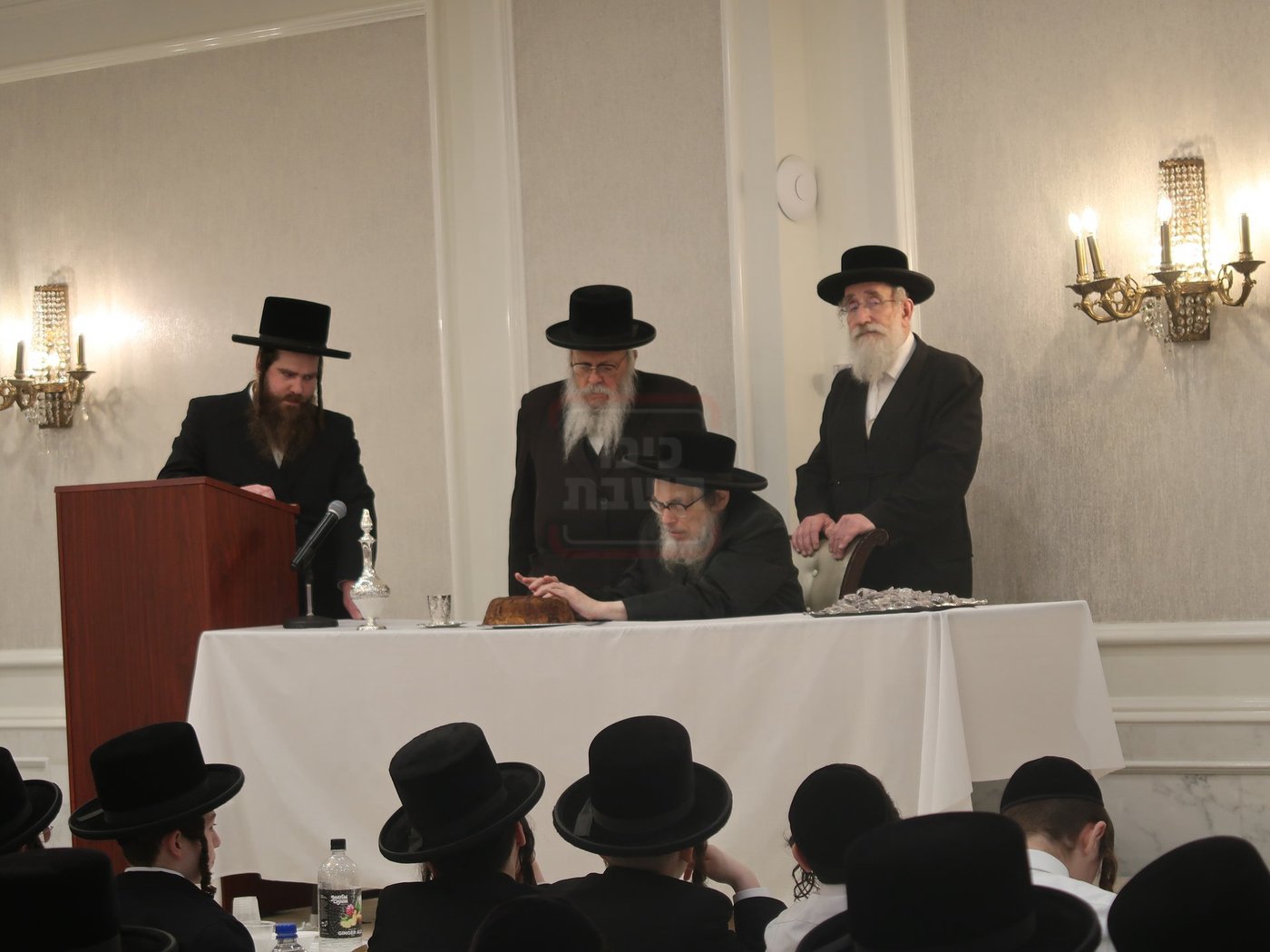 ימי החנוכה בחצה"ק פאפא