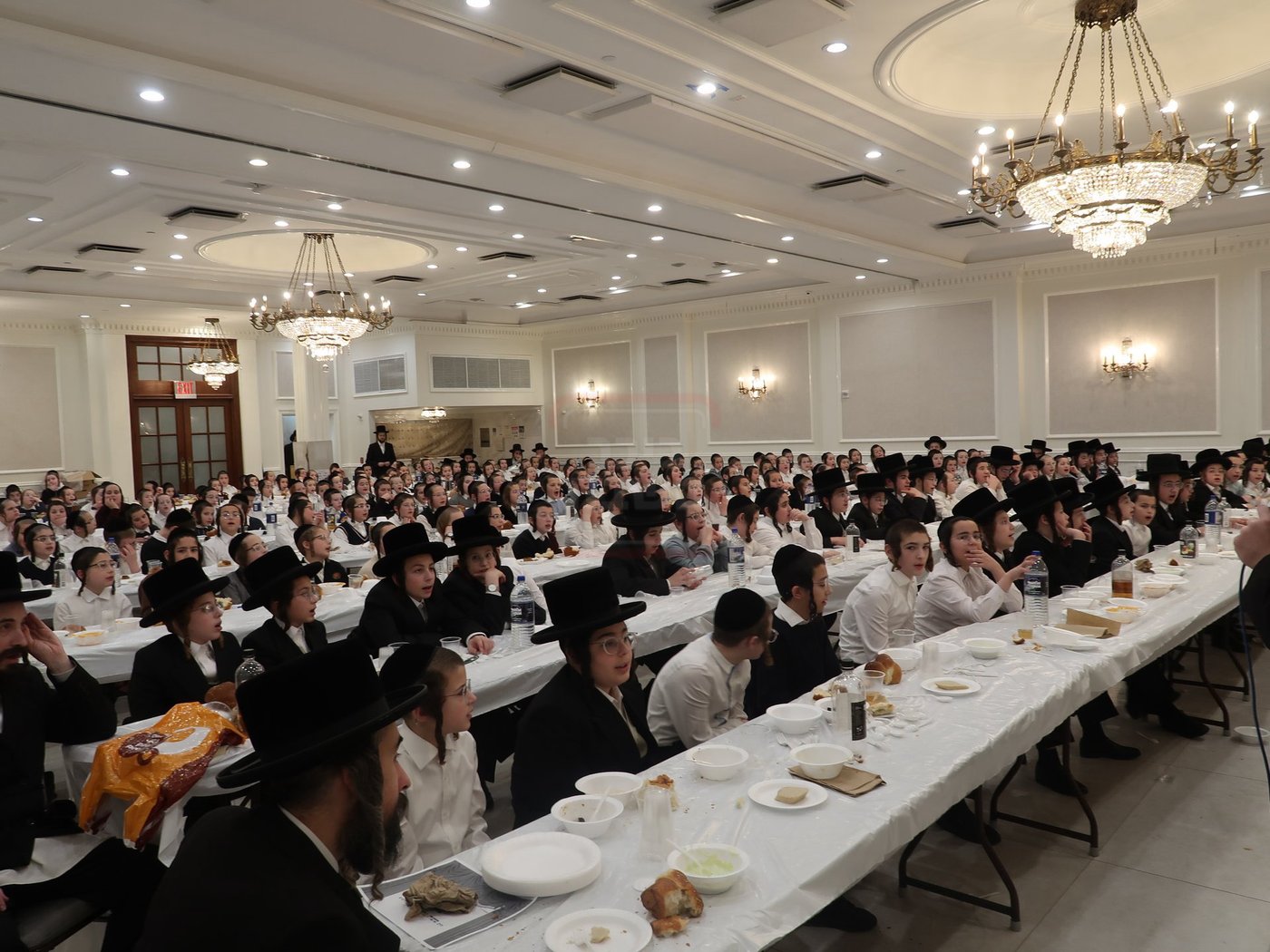 ימי החנוכה בחצה"ק פאפא