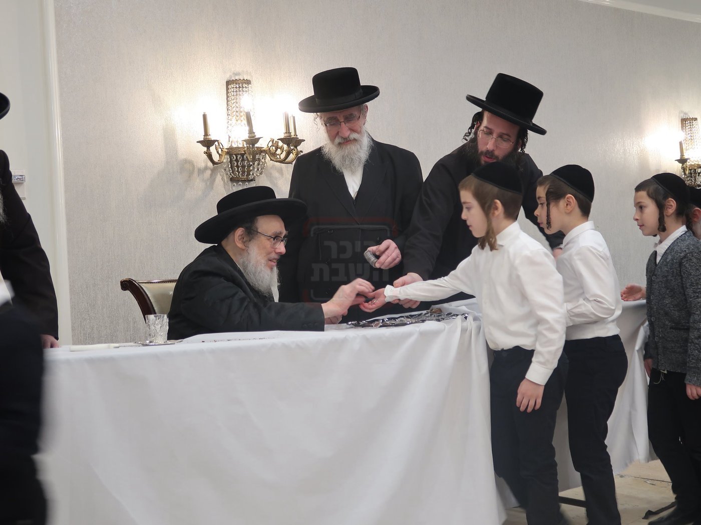 ימי החנוכה בחצה"ק פאפא