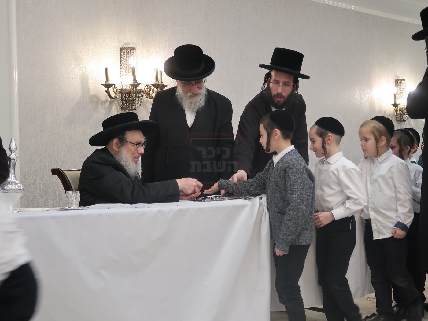 ימי החנוכה בחצה"ק פאפא