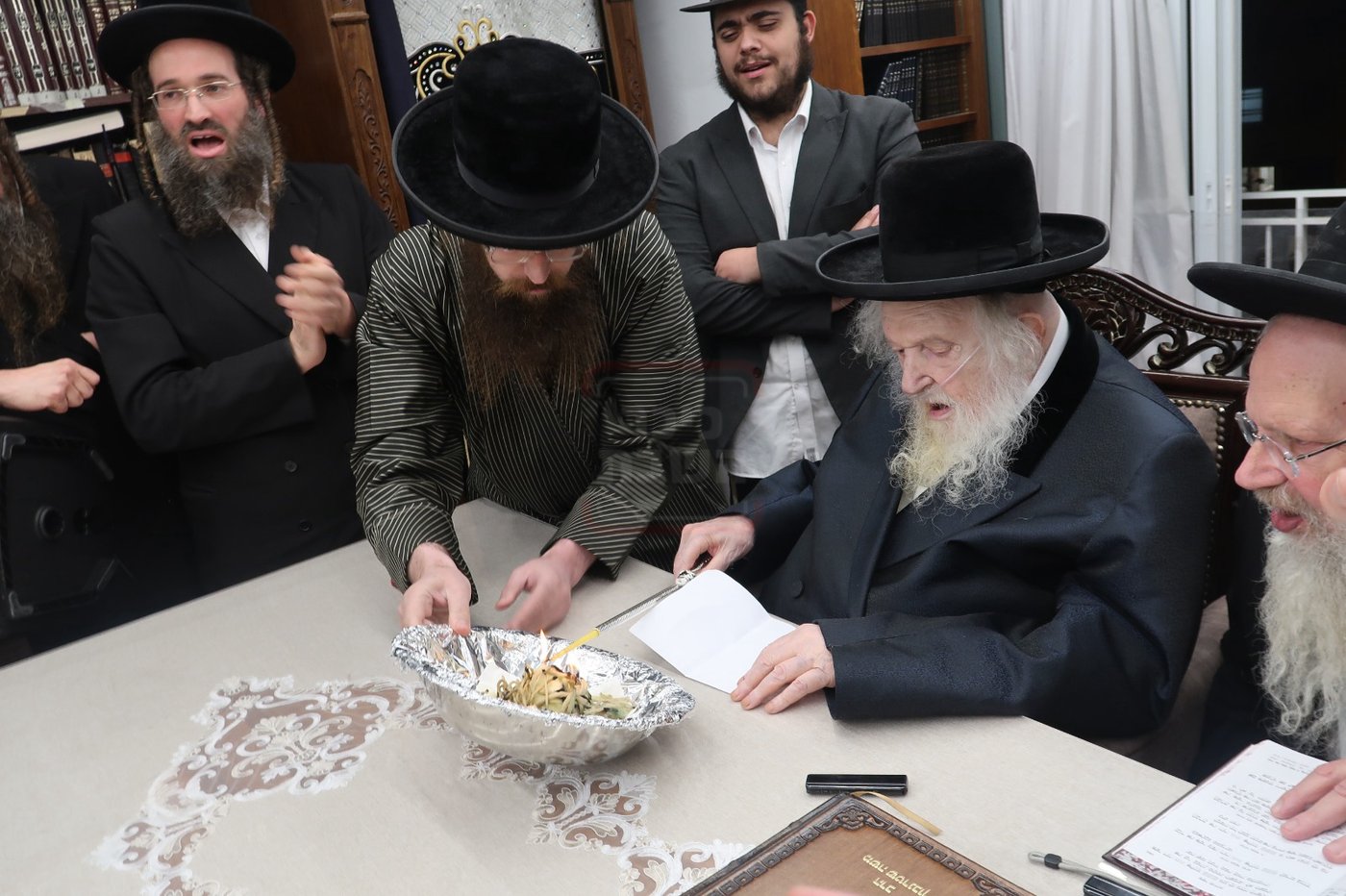 הגר"מ שטרנבוך שורף צו גיוס