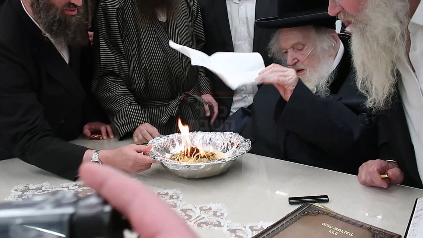 הגר"מ שטרנבוך שורף צו גיוס