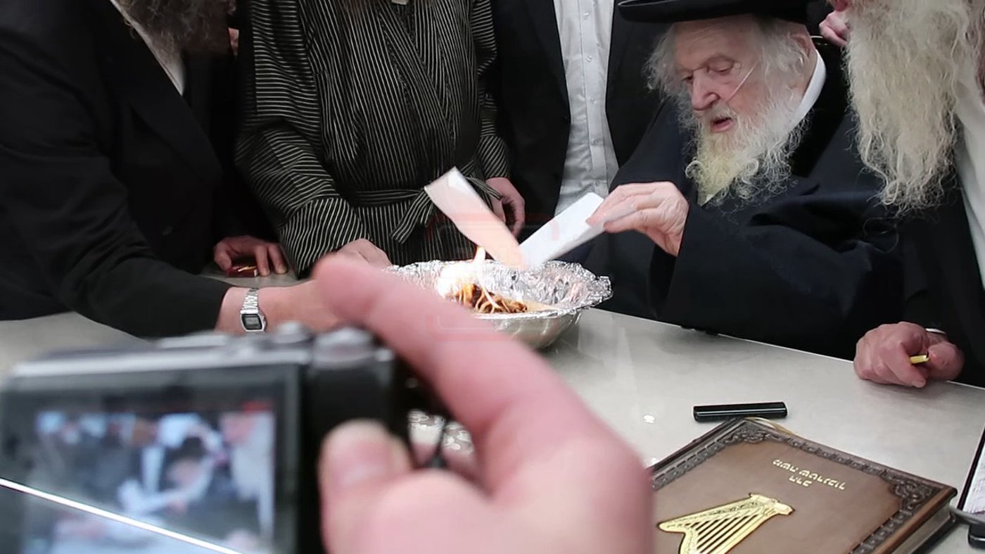 הגר"מ שטרנבוך שורף צו גיוס