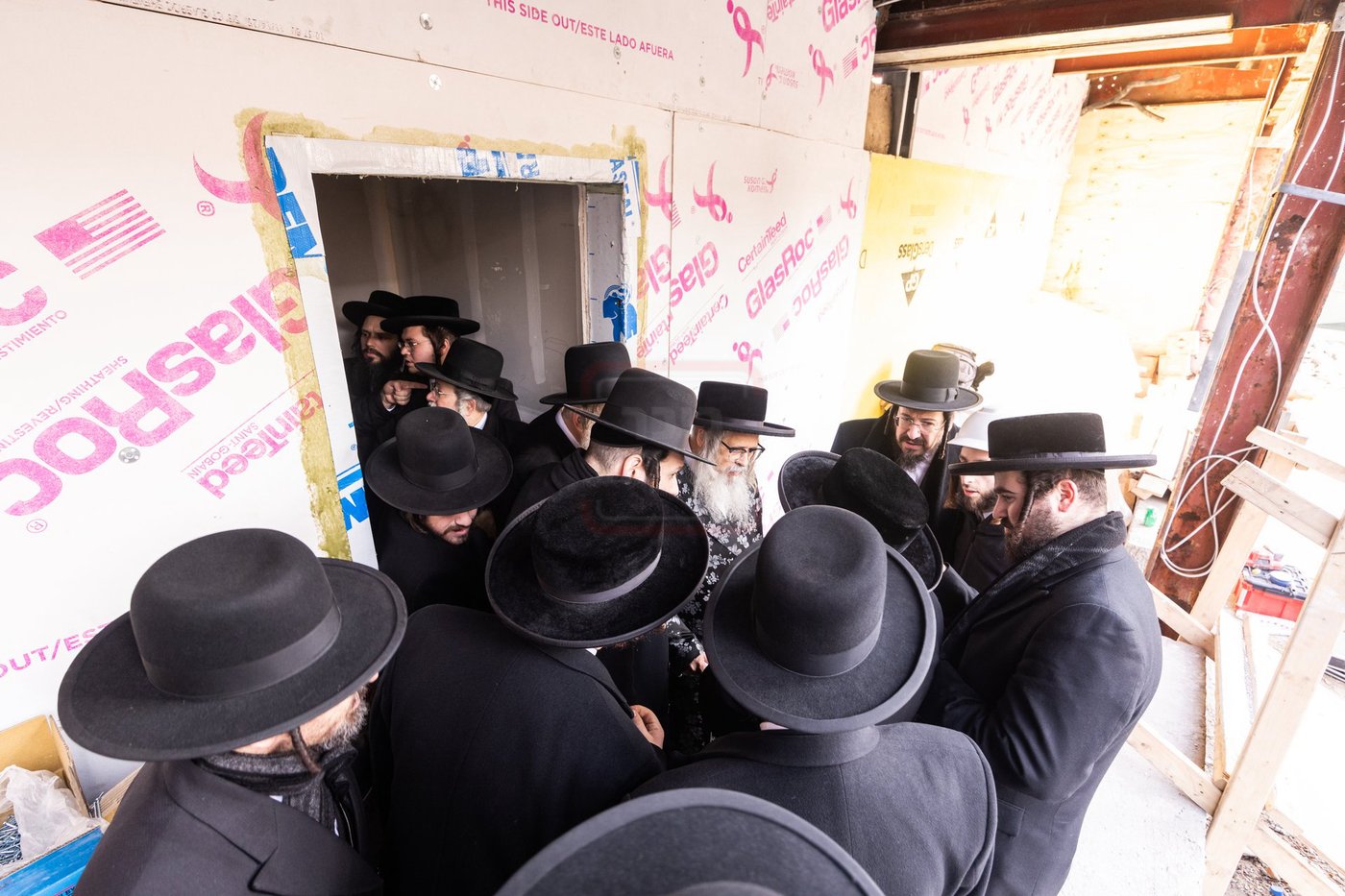 האדמו"ר מסאטמר בסיור באולמות המפוארים