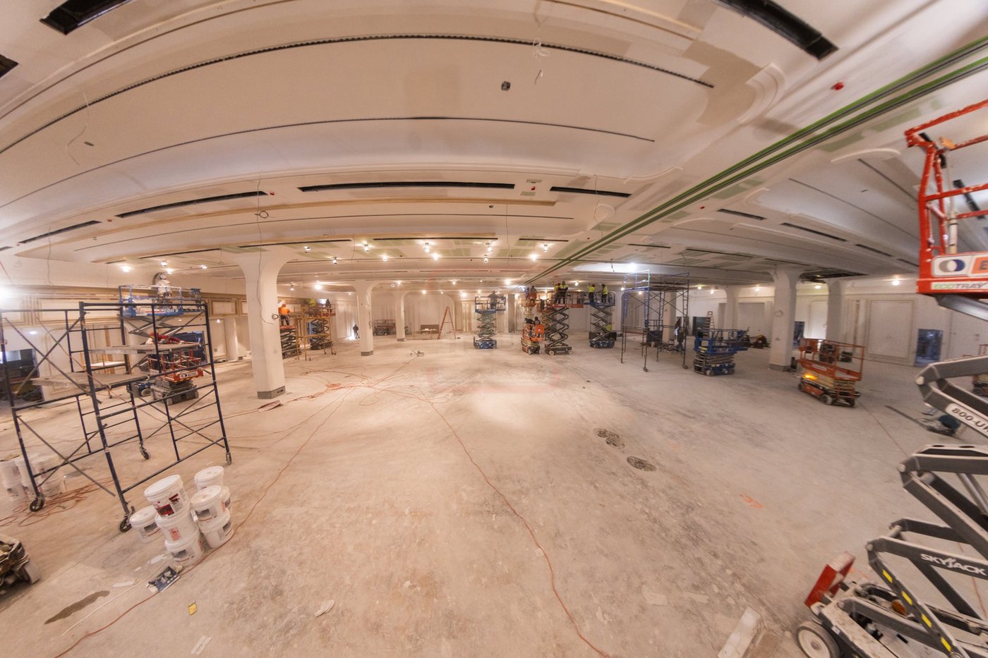 האדמו"ר מסאטמר בסיור באולמות המפוארים