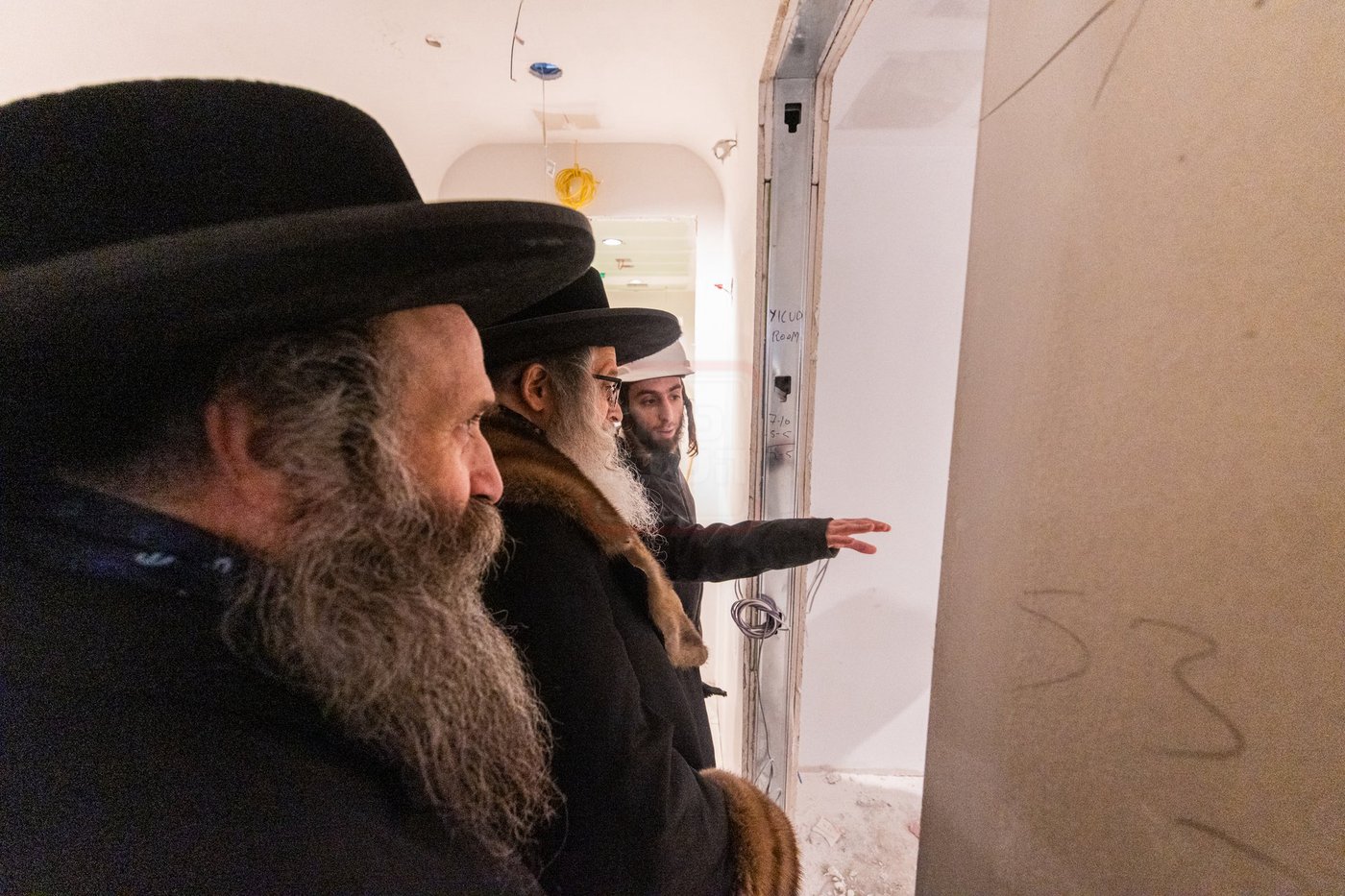 האדמו"ר מסאטמר בסיור באולמות המפוארים