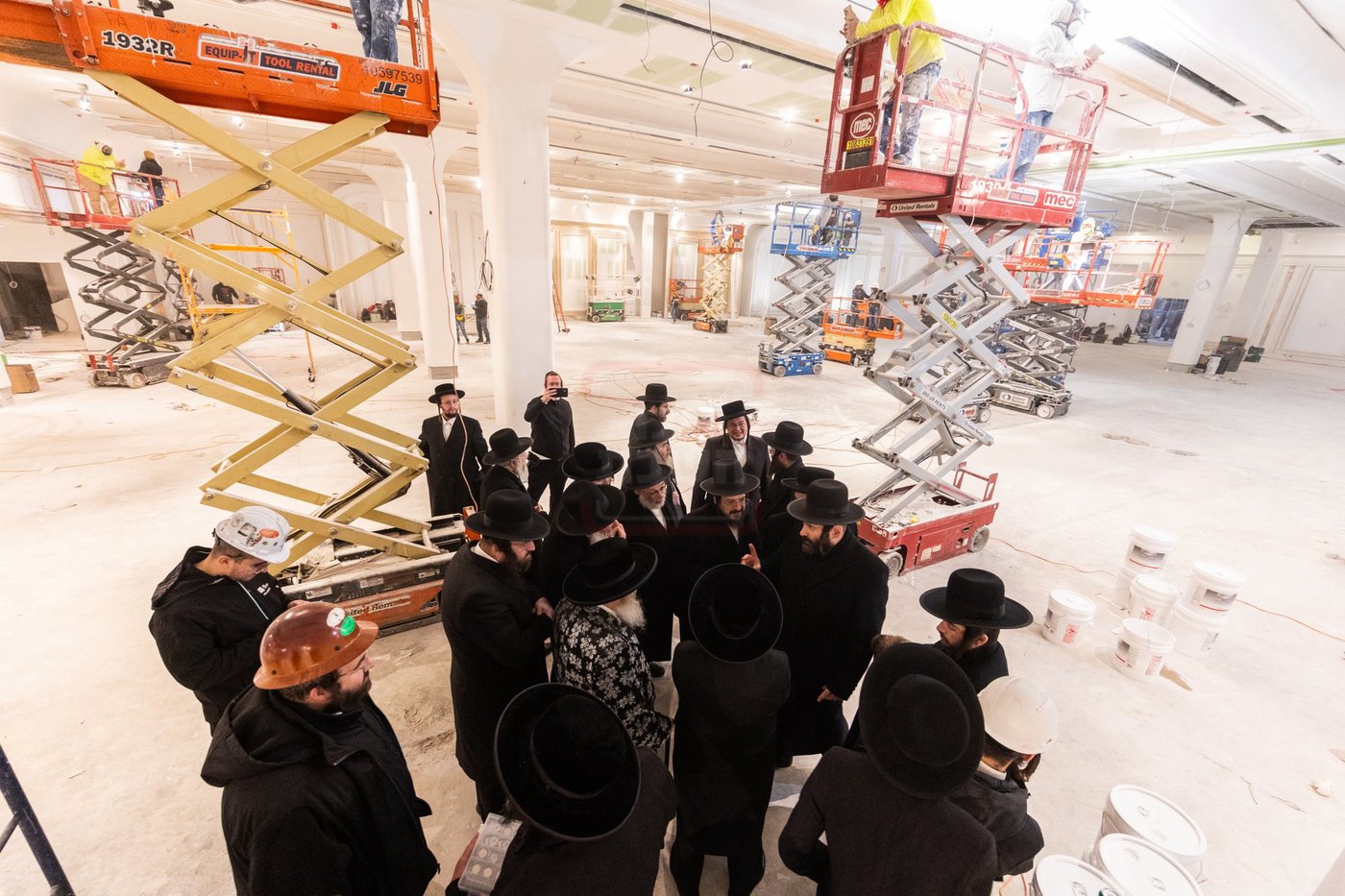 האדמו"ר מסאטמר בסיור באולמות המפוארים