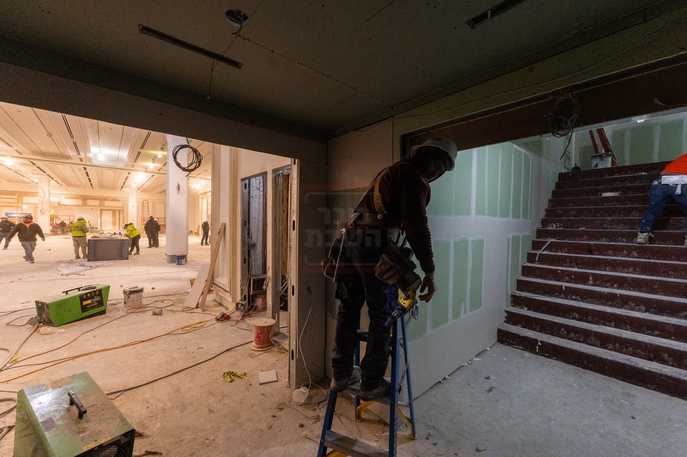 האדמו"ר מסאטמר בסיור באולמות המפוארים