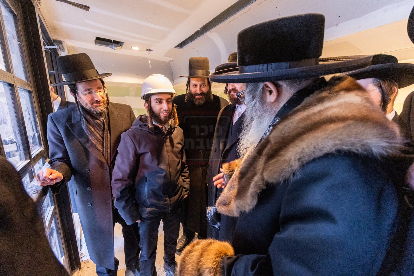 האדמו"ר מסאטמר בסיור באולמות המפוארים