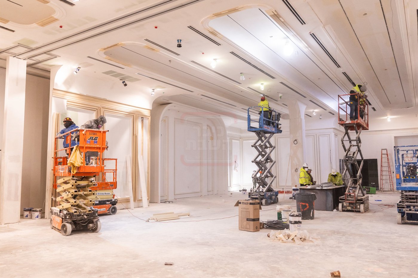 האדמו"ר מסאטמר בסיור באולמות המפוארים