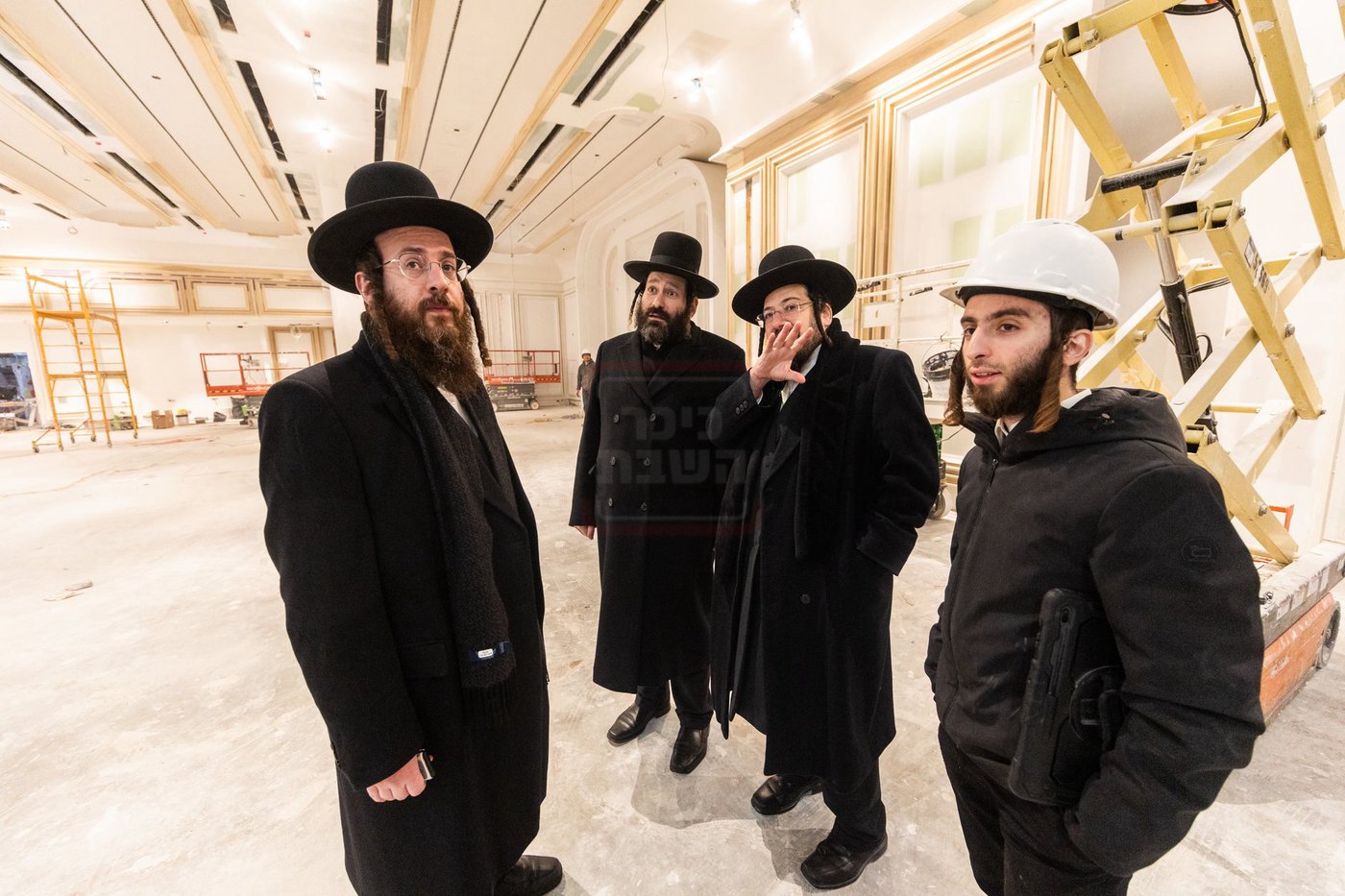 האדמו"ר מסאטמר בסיור באולמות המפוארים