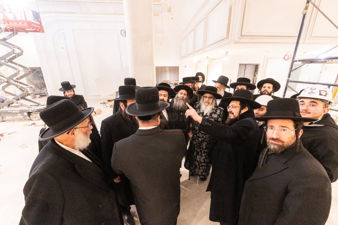 האדמו"ר מסאטמר בסיור באולמות המפוארים