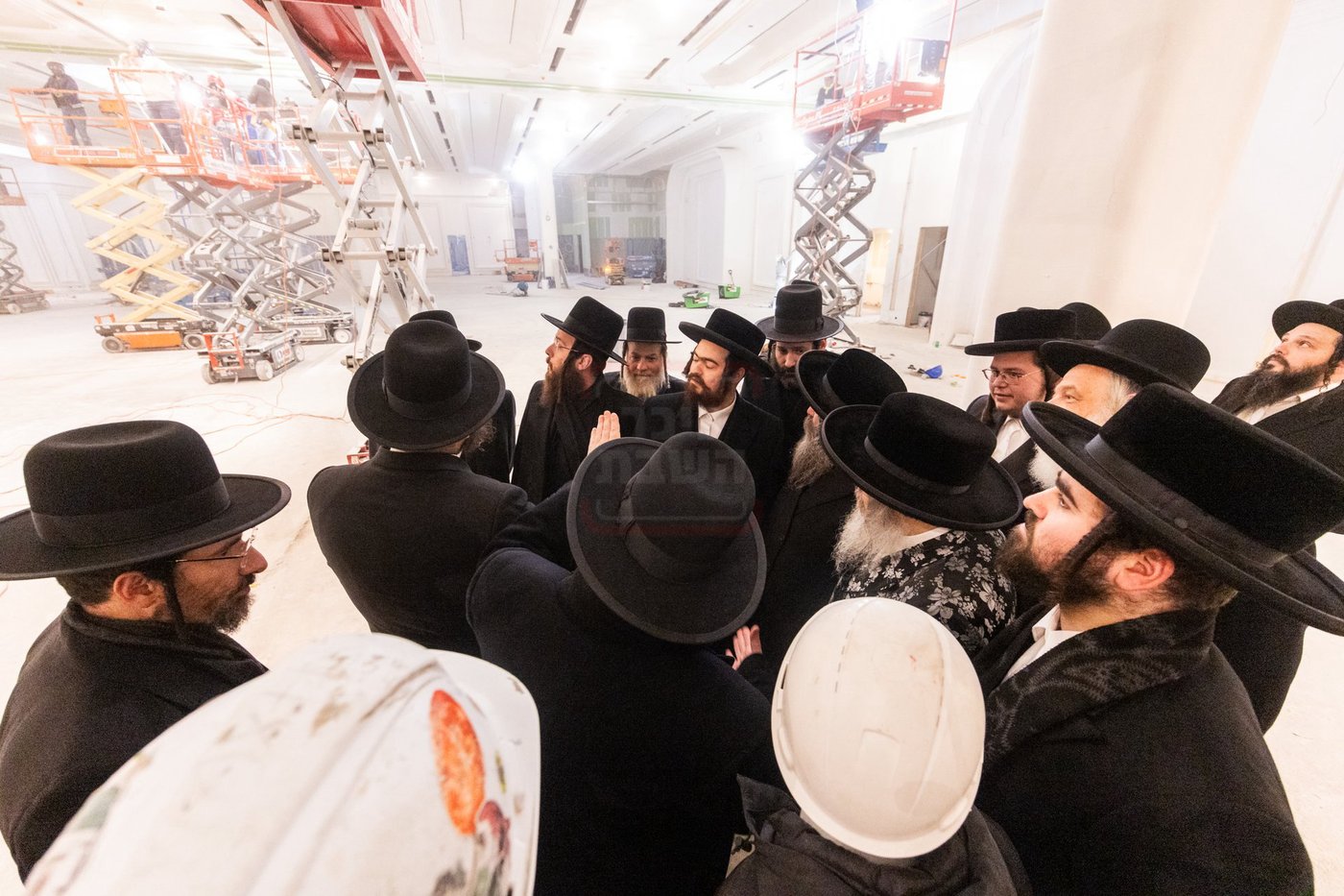 האדמו"ר מסאטמר בסיור באולמות המפוארים