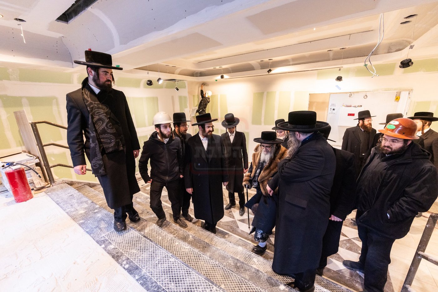 האדמו"ר מסאטמר בסיור באולמות המפוארים