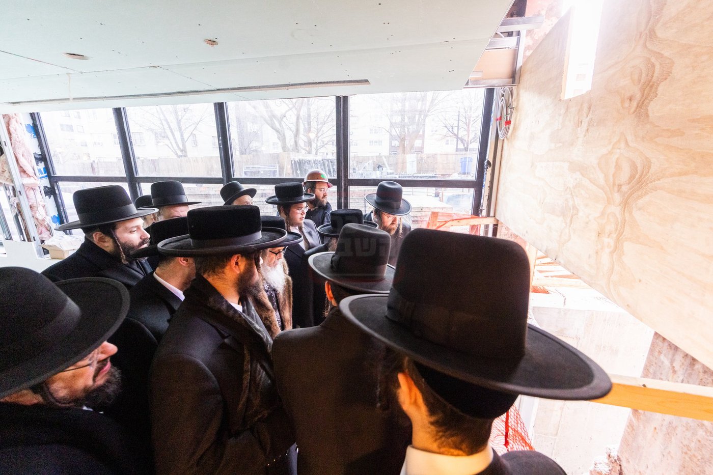 האדמו"ר מסאטמר בסיור באולמות המפוארים