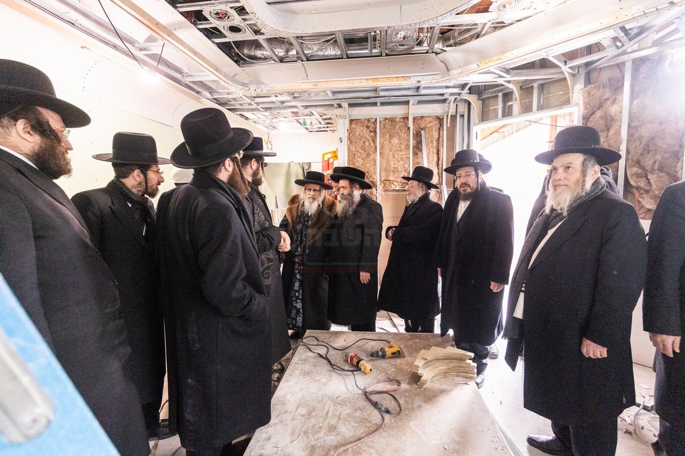 האדמו"ר מסאטמר בסיור באולמות המפוארים