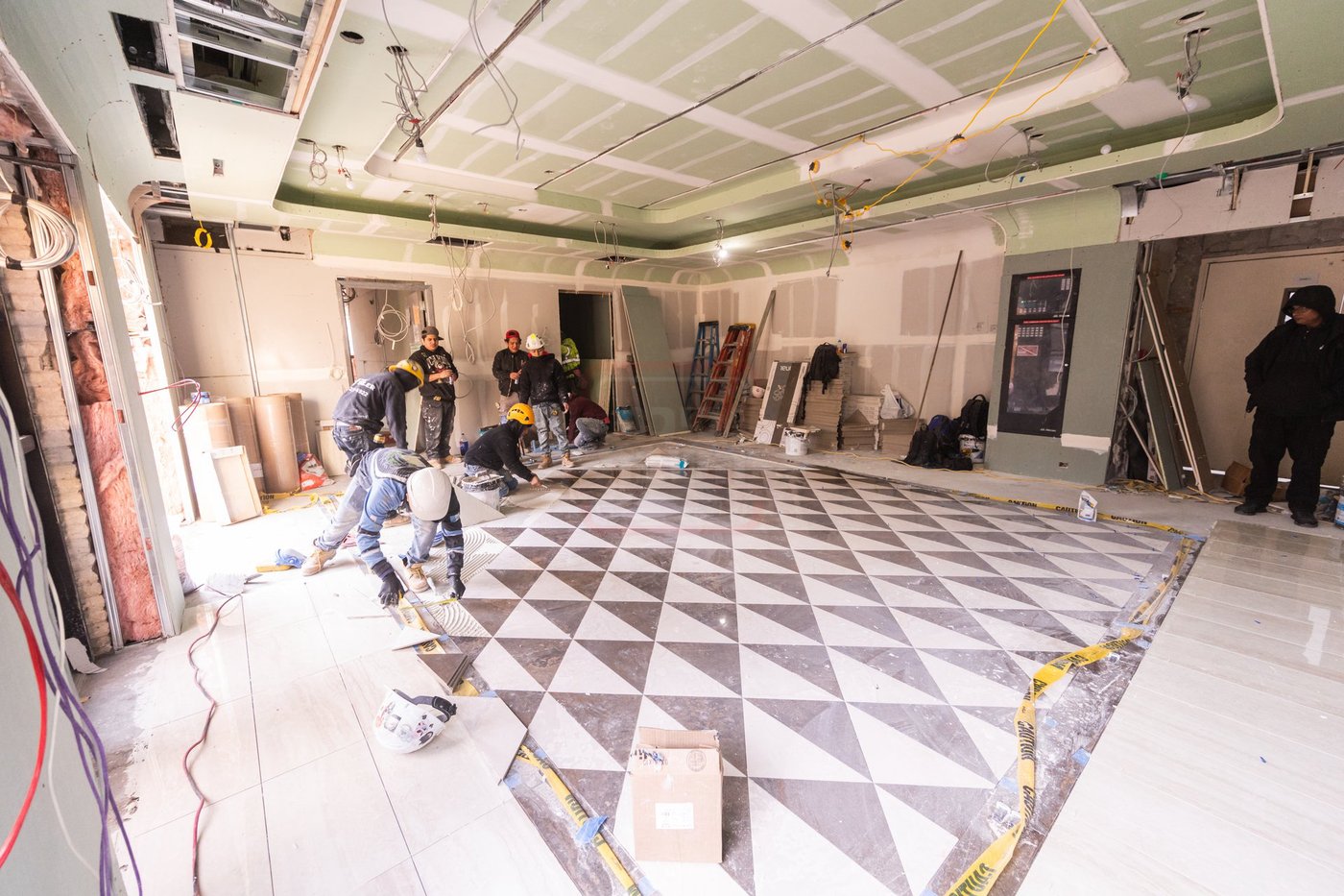 האדמו"ר מסאטמר בסיור באולמות המפוארים