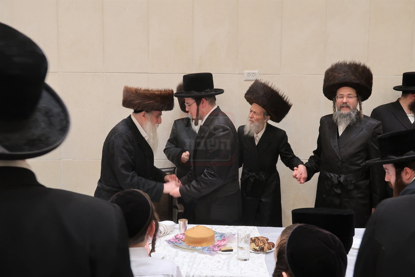 שמחת בית מכנובקא בעלזא - ראצפערט - האלמין