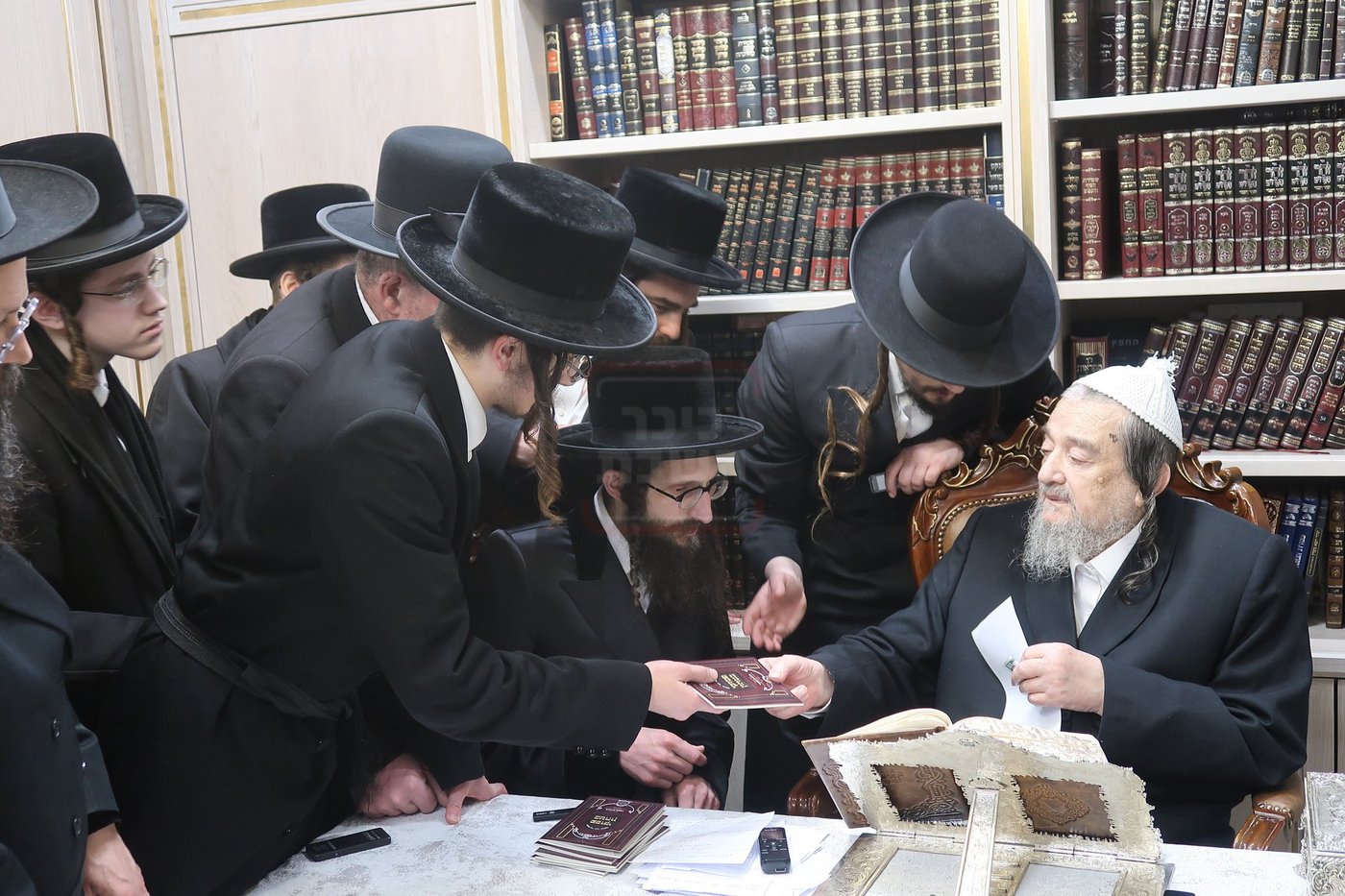 האדמו"ר מישועות יעקב סקולען בביקור אצל הגרי"מ שכטר