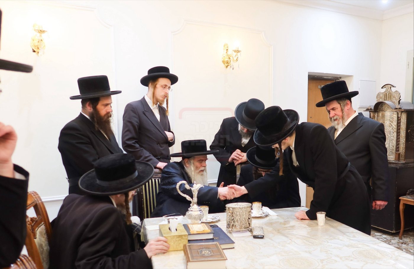 האדמו"ר מישועות יעקב סקולען בביקור אצל האדמו"ר מקרעטשניף י-ם