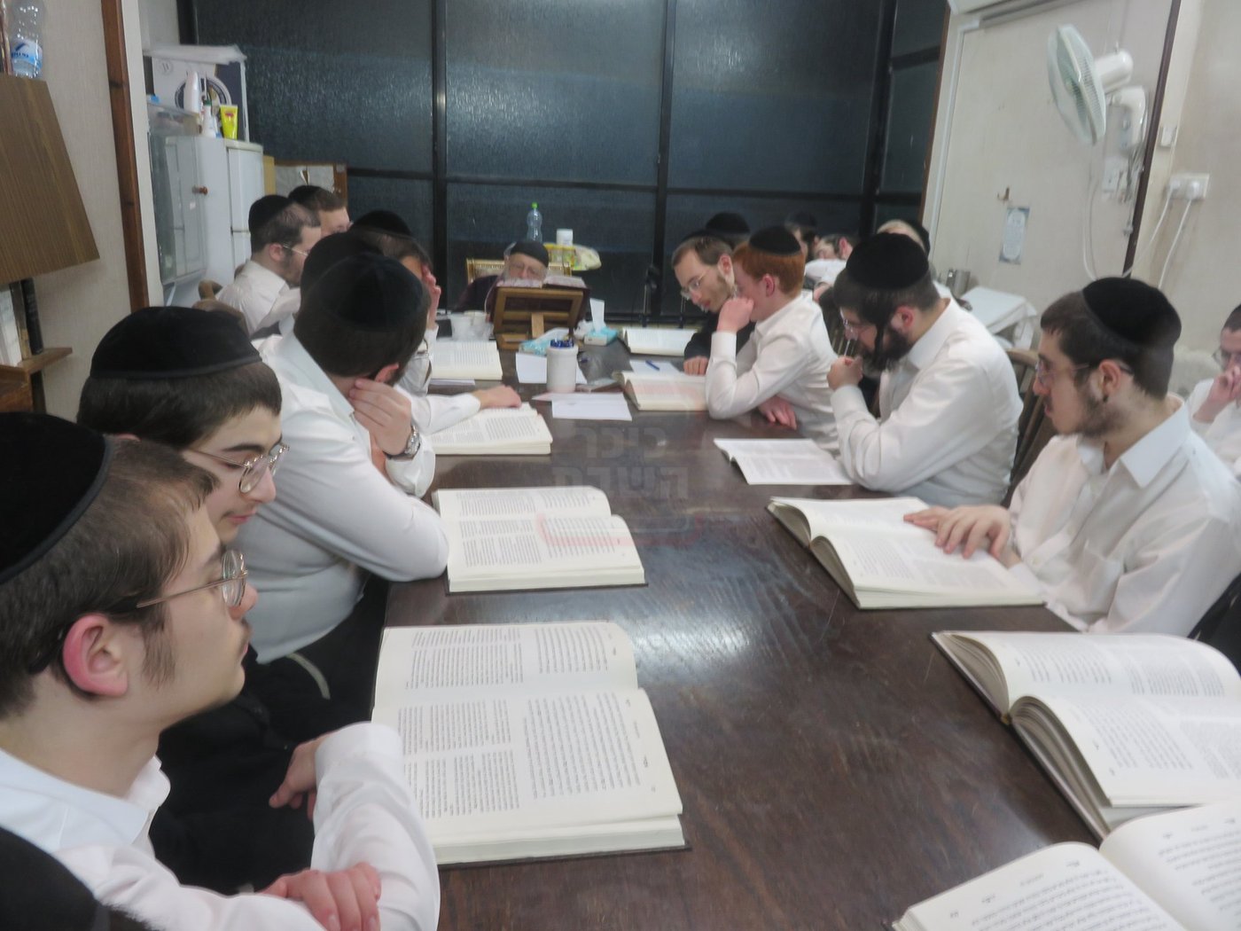 הגר"מ גריינמן במסירת שיעור אחר השחרור