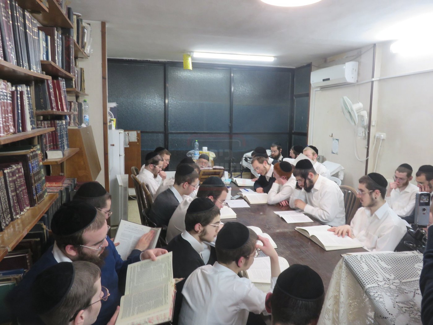 הגר"מ גריינמן במסירת שיעור אחר השחרור