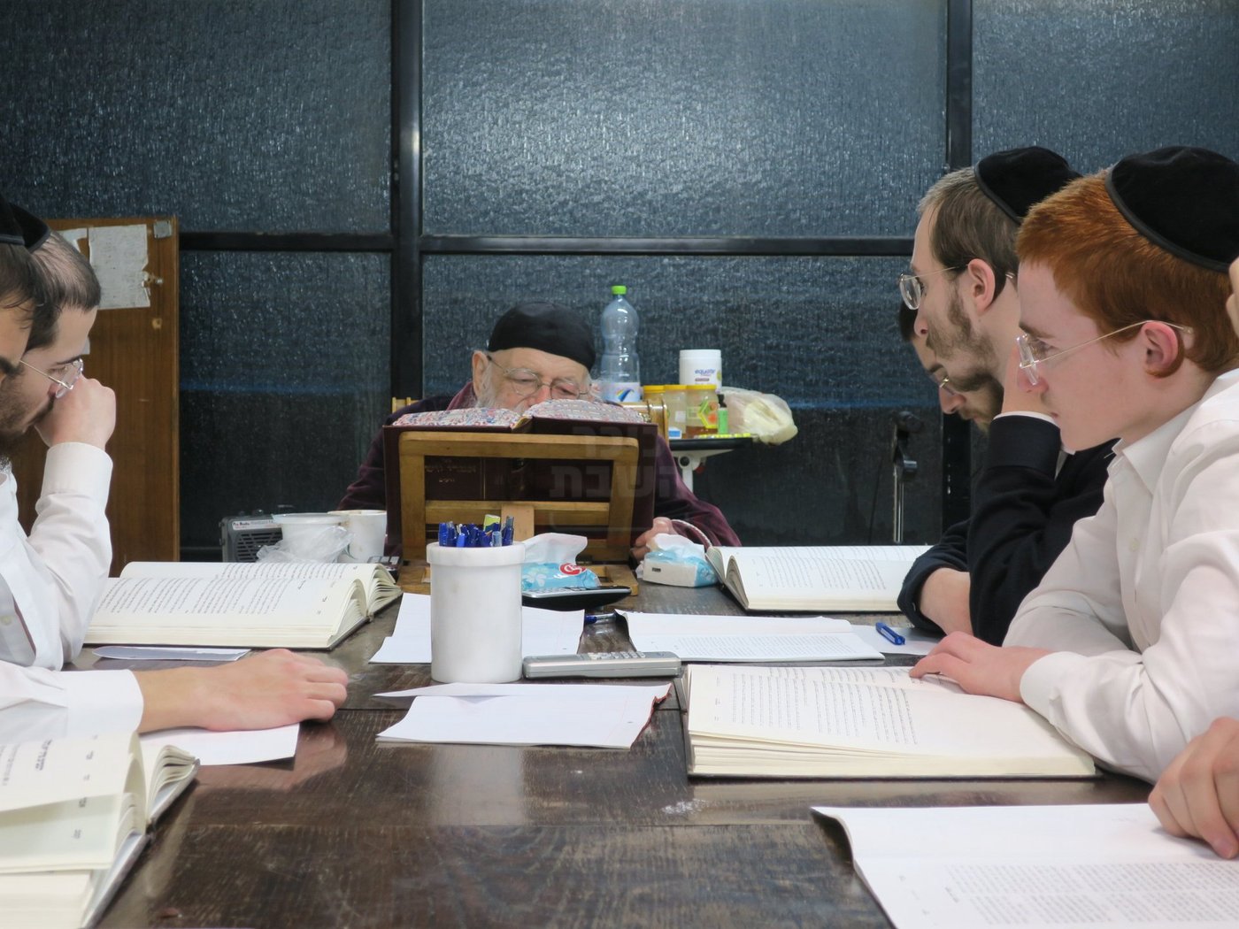 הגר"מ גריינמן במסירת שיעור אחר השחרור