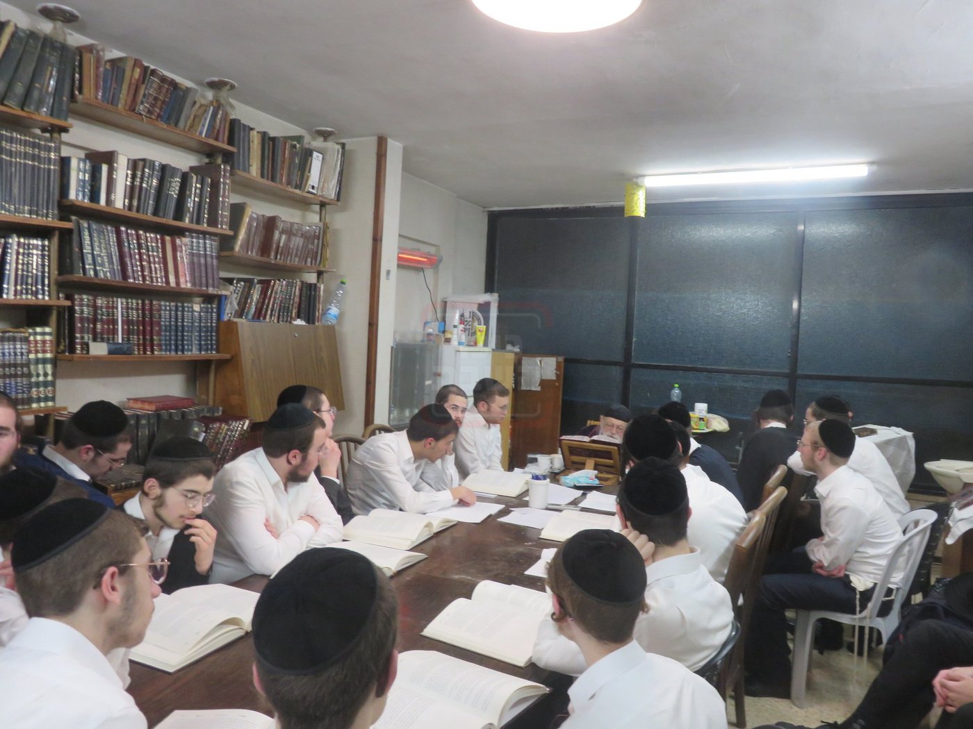 הגר"מ גריינמן במסירת שיעור אחר השחרור