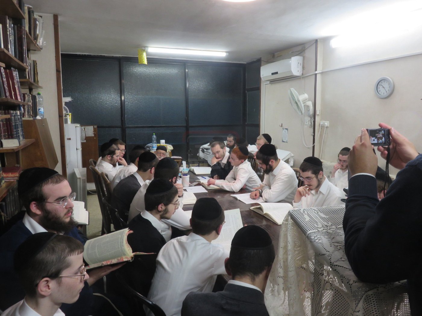 הגר"מ גריינמן במסירת שיעור אחר השחרור