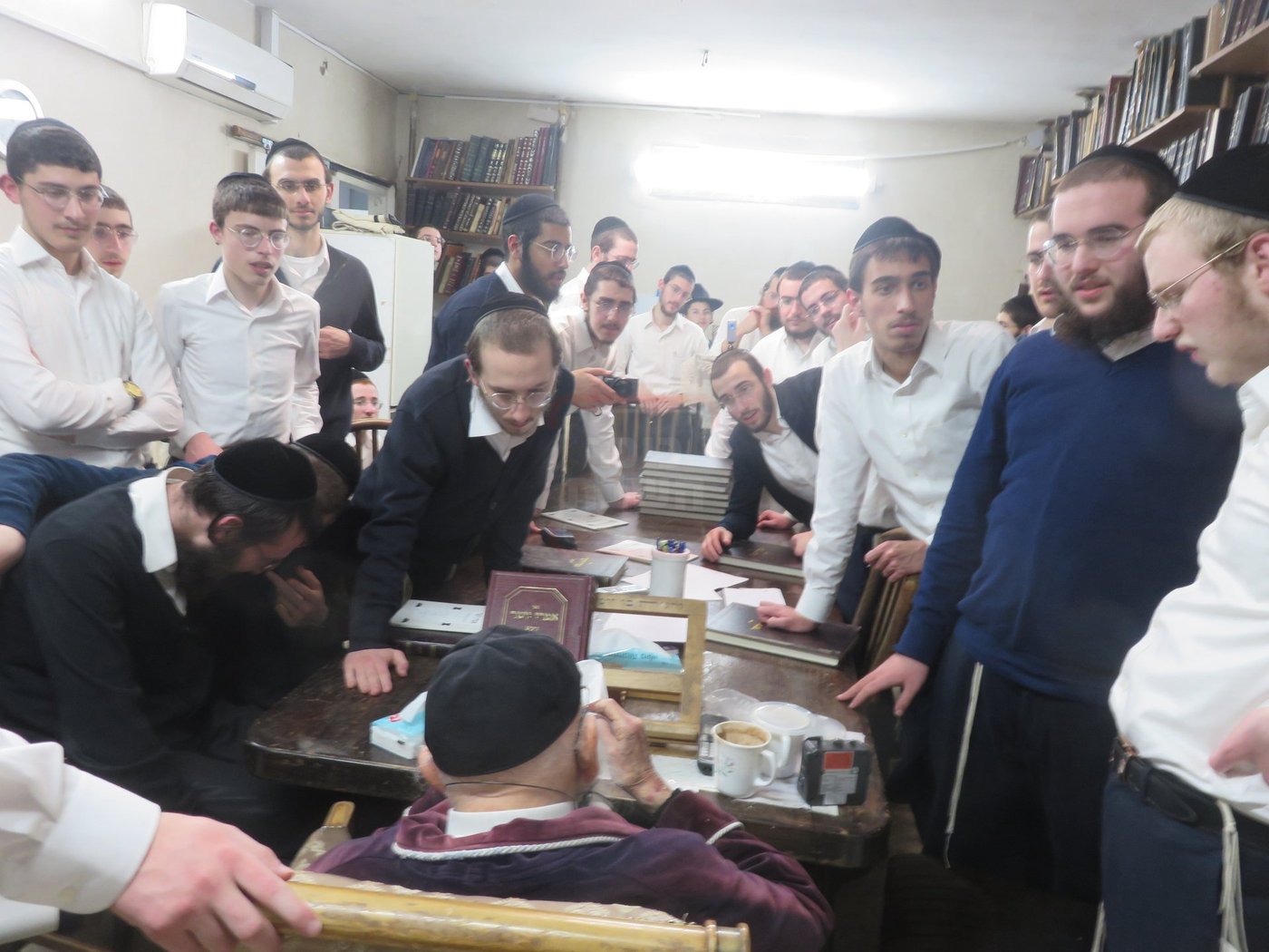 הגר"מ גריינמן במסירת שיעור אחר השחרור